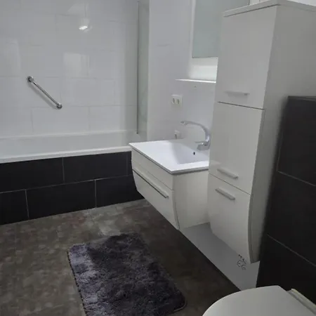 Zimmer Mit Doppelbett Und Gemeinsames Bad Apartment